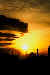Превью обои силуэты, солнце, облака, небо, закат, темный, пейзаж
