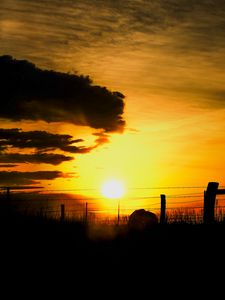 Превью обои силуэты, солнце, облака, небо, закат, темный, пейзаж