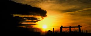 Превью обои силуэты, солнце, облака, небо, закат, темный, пейзаж