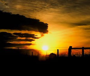 Превью обои силуэты, солнце, облака, небо, закат, темный, пейзаж