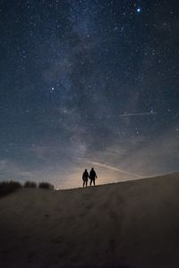 Превью обои силуэты, темный, ночь, холм, звездное небо