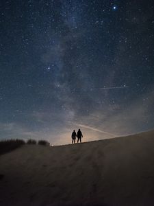 Превью обои силуэты, темный, ночь, холм, звездное небо
