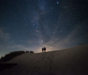 Превью обои силуэты, темный, ночь, холм, звездное небо