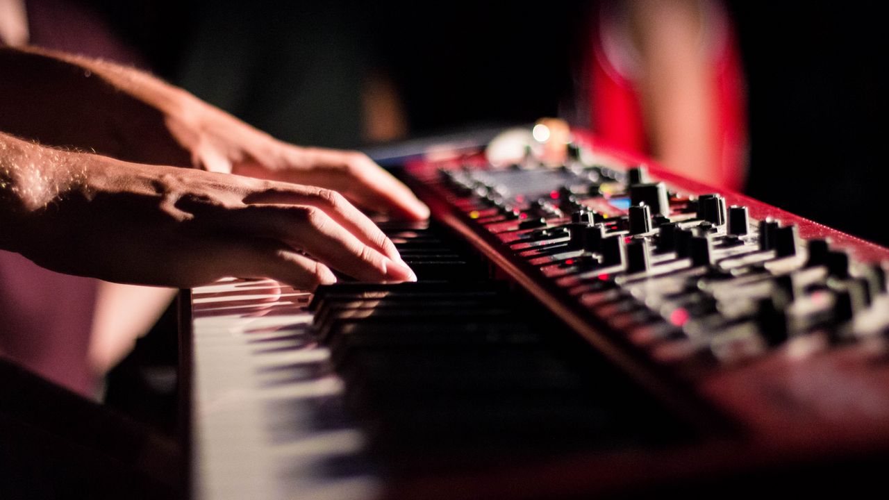 Обои синтезатор, клавиши, пальцы, руки, музыкальный инструмент, музыка