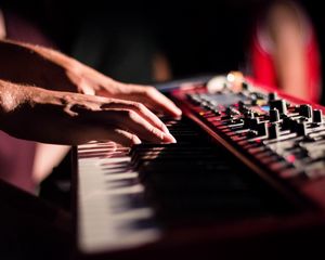Превью обои синтезатор, клавиши, пальцы, руки, музыкальный инструмент, музыка