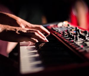 Превью обои синтезатор, клавиши, пальцы, руки, музыкальный инструмент, музыка