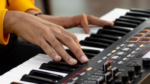 Превью обои синтезатор, клавиши, руки, музыкальный инструмент, музыка