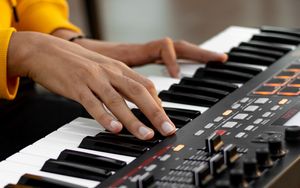 Превью обои синтезатор, клавиши, руки, музыкальный инструмент, музыка