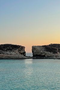 Превью обои скала, арка, море, горизонт, пейзаж, природа