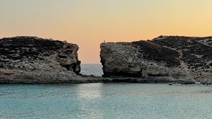Превью обои скала, арка, море, горизонт, пейзаж, природа