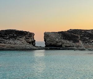 Превью обои скала, арка, море, горизонт, пейзаж, природа