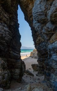 Превью обои скала, арка, пляж, человек, море, природа