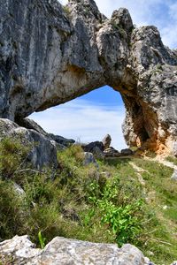 Превью обои скала, арка, трава, камни, природа