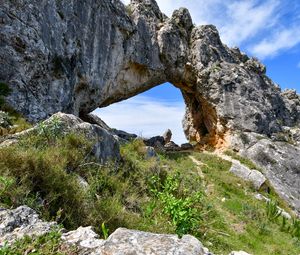 Превью обои скала, арка, трава, камни, природа