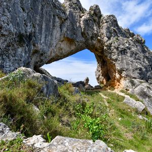 Превью обои скала, арка, трава, камни, природа