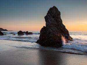 Превью обои скала, берег, море, волны, сумерки, пейзаж