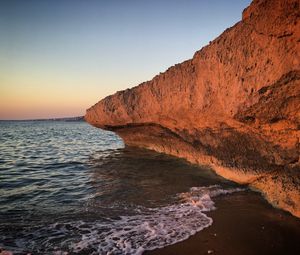 Превью обои скала, берег, море, пена, пейзаж