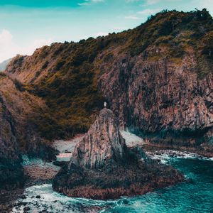 Превью обои скала, человек, одиночество, море, берег, природа