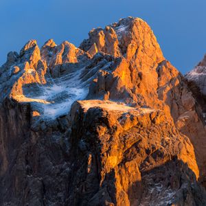 Превью обои скала, гора, снег, заснеженный, камень