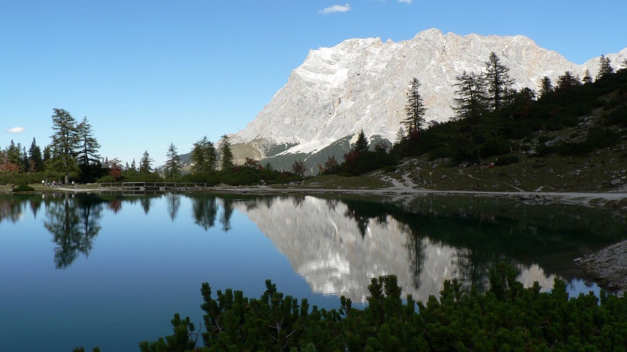 Обои скала, горы, озеро, отражение, зеркало, тень, деревья