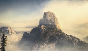 Превью обои скала, горы, вершина, туман, природа