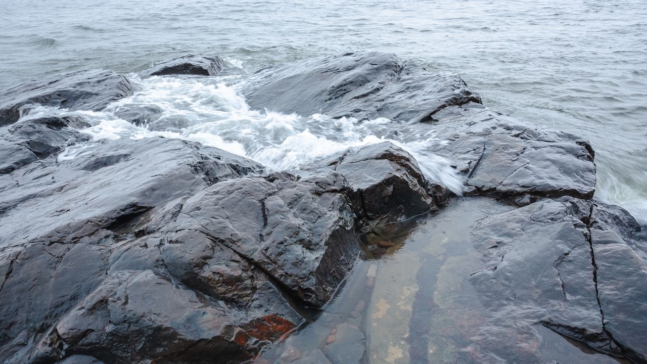 Обои скала, камень, вода, волны, море