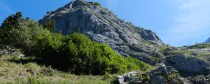 Превью обои скала, камни, кусты, природа, небо, вид снизу, пейзаж