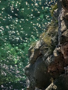 Превью обои скала, камни, море, рельеф, блики