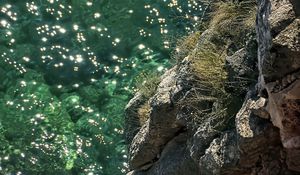 Превью обои скала, камни, море, рельеф, блики