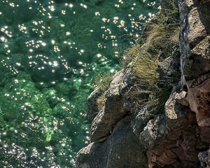 Превью обои скала, камни, море, рельеф, блики