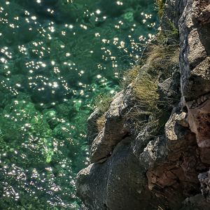 Превью обои скала, камни, море, рельеф, блики