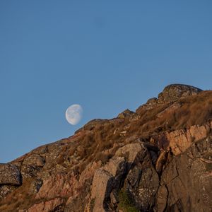 Превью обои скала, камни, рельеф, луна, небо