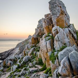 Превью обои скала, камни, трава, море, природа