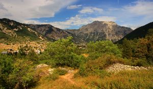 Превью обои скала, кусты, трава, вершина, небо