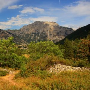 Превью обои скала, кусты, трава, вершина, небо