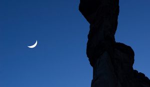 Превью обои скала, луна, небо, ночь, темный