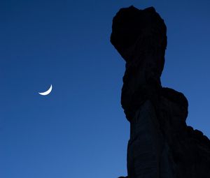 Превью обои скала, луна, небо, ночь, темный