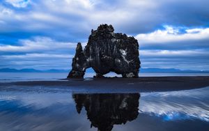 Превью обои скала, море, берег, базальтовая скала, хвитсеркюр, исландия