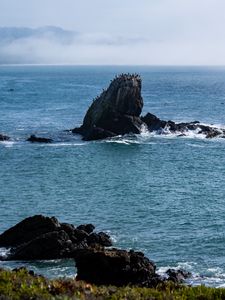 Превью обои скала, море, брызги, горизонт