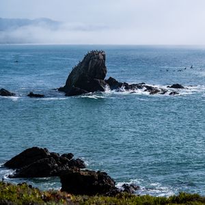 Превью обои скала, море, брызги, горизонт