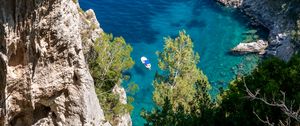 Превью обои скала, море, деревья, лодки, дно