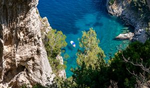 Превью обои скала, море, деревья, лодки, дно