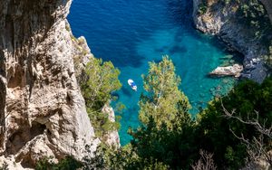 Превью обои скала, море, деревья, лодки, дно