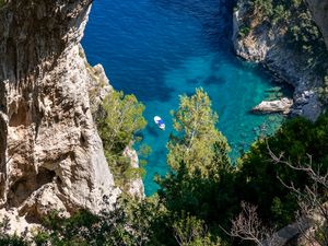 Превью обои скала, море, деревья, лодки, дно