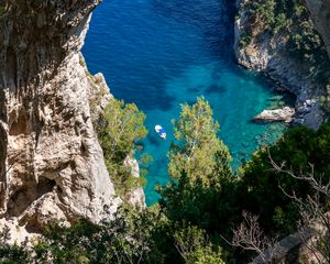Превью обои скала, море, деревья, лодки, дно