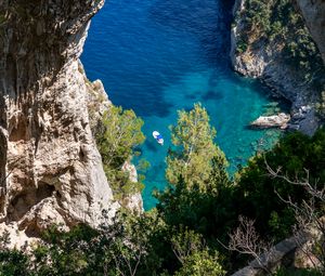 Превью обои скала, море, деревья, лодки, дно