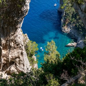 Превью обои скала, море, деревья, лодки, дно
