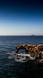 Превью обои скала, море, горизонт, волны, небо