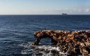 Превью обои скала, море, горизонт, волны, небо