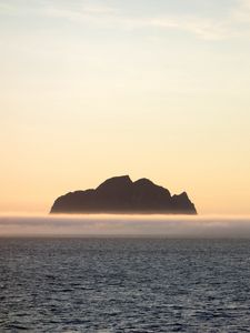 Превью обои скала, море, горизонт, вечер